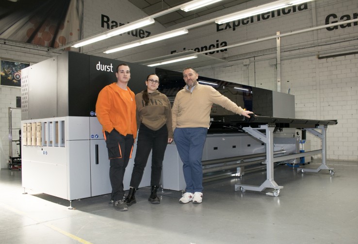 Mario Adán, Carla Adán y Vicente Adán, junto al equipo Durst recién instalado en su planta de Madrid.