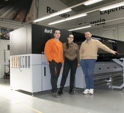 Mario Adán, Carla Adán y Vicente Adán, junto al equipo Durst recién instalado en su planta de Madrid.