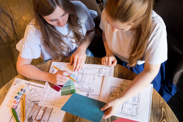 Gracias a este proyecto, se han reutilizado plásticos de los océanos para confeccionar prendas de moda creadas por jóvenes talentos en diseño.