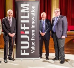 Jorge Lasheras (Presidente de la Asociación CEJE), los analistas Leopoldo Abadía y José María Gay de Liébana, y Antonio Alcalá, Director General de Fujifilm en España.