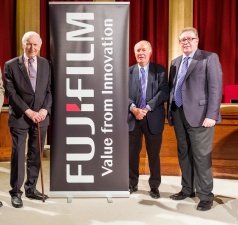 Jorge Lasheras (Presidente de la Asociación CEJE), los analistas Leopoldo Abadía y José María Gay de Liébana, y Antonio Alcalá, Director General de Fujifilm en España.