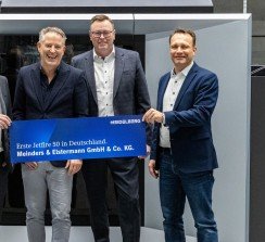 Dr. David Schmedding, dir. de Tecnología y Ventas HEIDELBERG; Jens Rauschen, CEO Meinders & Elstermann, primera empresa alemana en utilizar una Jetfire 50; Stefan Kuper, dir. de Ventas región norte HEIDELBERG; y Frank Kropp, dir. I+D HEIDELBERG.