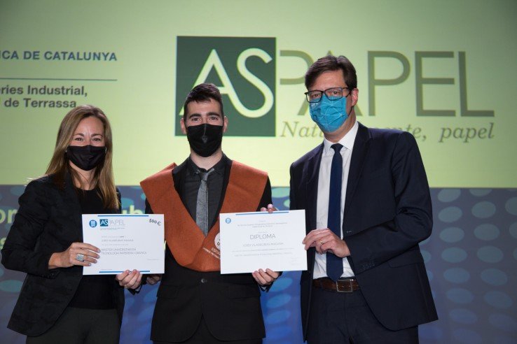 Elisabet Alier, presidenta de ASPAPEL; Jordi Vilarrubias, alumno premiado; y Xavier Roca, director de ESEIAAT.