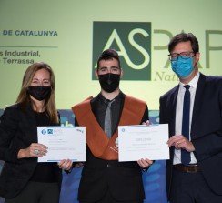 Elisabet Alier, presidenta de ASPAPEL; Jordi Vilarrubias, alumno premiado; y Xavier Roca, director de ESEIAAT.