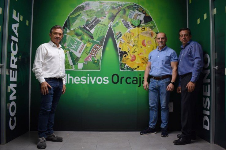 Pedro Orcajada, director general de Adhesivos Orcajada; José Sánchez, director de producción de Adhesivos Orcajada; y Raúl Pérez, de Durst.