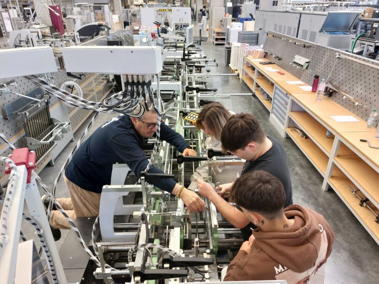 Jaime López, instructor de Heidelberg Spain, impartiendo la formación al grupo de Salinas Packaging Group.