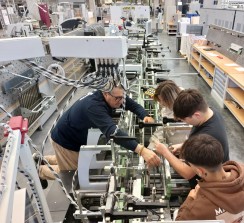 Jaime López, instructor de Heidelberg Spain, impartiendo la formación al grupo de Salinas Packaging Group.