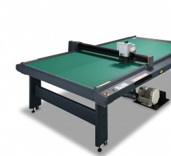 La nueva mesa de corte es el complemento ideal de la impresora Mimaki JFX200-2513. 