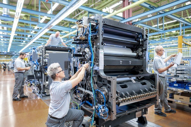 Ensamblando el cuerpo de una máquina offset en la planta de producción de Wiesloch-Walldorf.