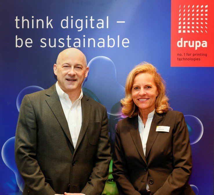 Ford Bowers, director ejecutivo de PRINTING United Alliance, y Sabine Geldermann, directora de drupa.