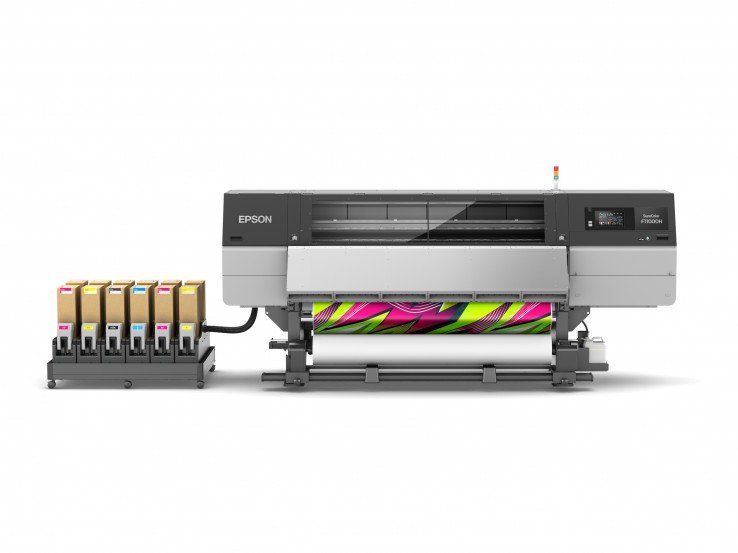 La SC-F11000H dispone de una configuración de tintas CMYK e incluye uno de estos tres juegos extra: naranja y violeta; amarillo fluorescente y rosa fluorescente; o cian claro y magenta claro.