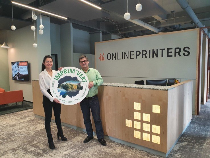 Cécile Assayag-Zimmermann, marketing manager de Onlineprinters, con el auditor Benoît Moreau en la sede de la compañía.