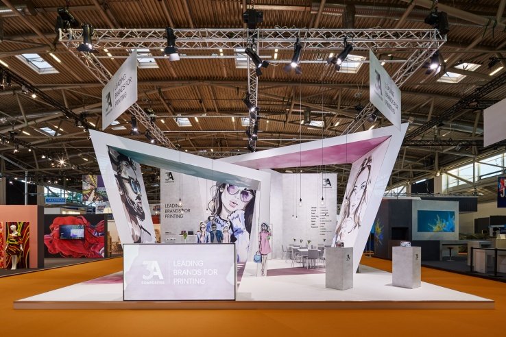 La compañía decoró el stand con su gran variedad de materiales impresos. (FOTO: Philip Kistner Fotografie).