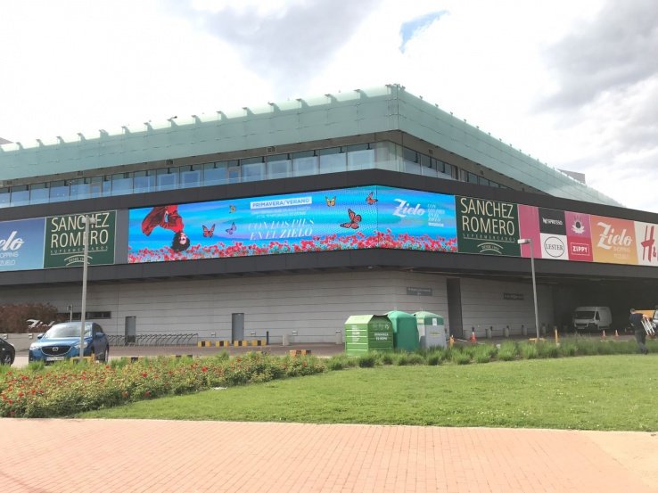 La nueva pantalla se ha integrado perfectamente en el centro comercial.