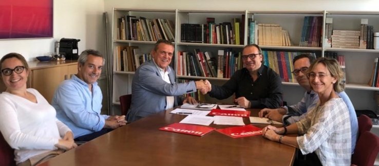 Jorge Sanchis Martí, Gerente de ventas de Canon, y Luis Sendra Mengual, decano del Colegio Oficial de Arquitectos de la Comunidad Valenciana, firmando el acuerdo.