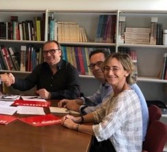 Jorge Sanchis Martí, Gerente de ventas de Canon, y Luis Sendra Mengual, decano del Colegio Oficial de Arquitectos de la Comunidad Valenciana, firmando el acuerdo.