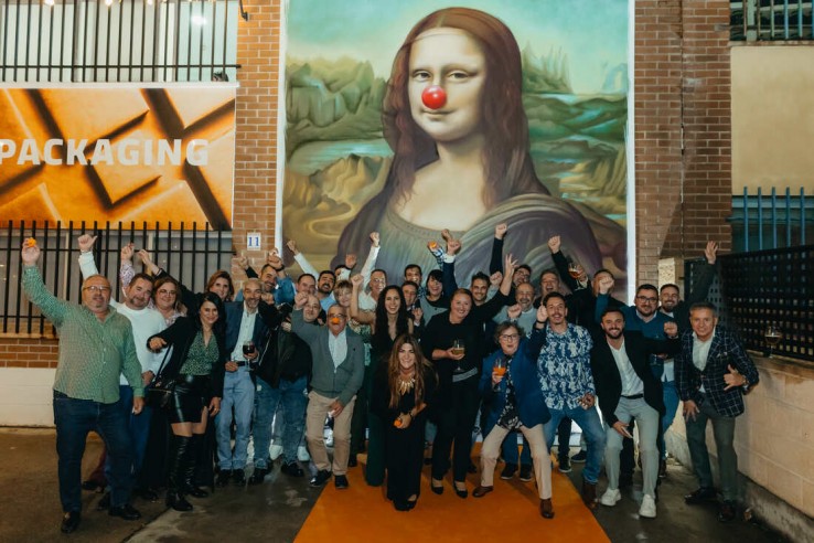 La Gioconda de dEmo, con un tamaño récord, plasmada en la fachada de la compañía en Arganda del Rey.