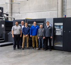 Heidelberg ha vendido su sistema CutStar Generation 4 número 50 a Seaway Printing Company, de Wisconsin. De izquierda a derecha: Benjamin Kreth, Achim Schmidt, ambos de Heidelberg, e Ian Heslin, Chad Gaedtke, Jefferey Stoeger y Kevin Heslin, de Seaway.