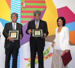 El embajador Masashi Mizumaki y el presidente de Roland DG Corporation, Hidenori Fujioka, recibieron un obsequio de manos de Xavier Armengou y Stefania Cimino.