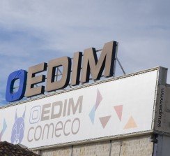 La compañía cuenta en sus instalaciones con un total de 17 plataformas de gran formato adquiridas a Fujifilm.