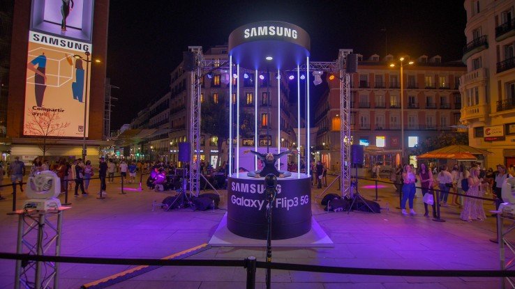 Una auténtica exhibición de flexibilidad dentro de un espacio que simulaba una columna publicitaria.