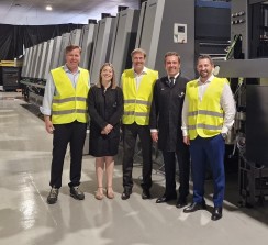 Roland Krapp (futuro CEO de HEIDELBERG Spain), Sara (asistenta de dirección de Salinas), Gunnar Vogt (actual CEO de HEIDELBERG Spain), Roberto López (COO de Salinas) y Raúl Blanco (KAM de HEIDELBERG Spain) en pleno proceso de instalación de la XL106-8.