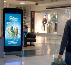 Nuevas pantallas en el Centro Comercial Ànec Blau situado en Castelldefels.