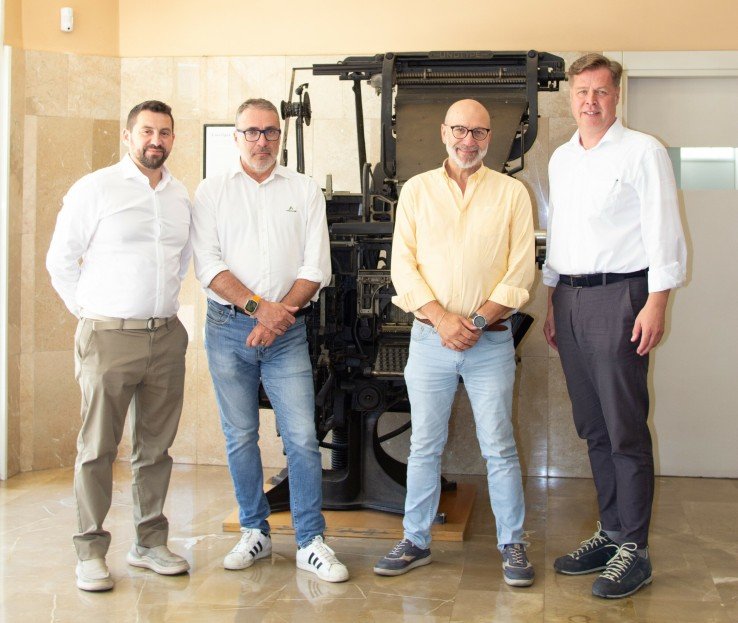 Raúl Blanco, KAM de HSP, Antonio Lozano, gerente, y Jorge Lozano, production manager, de Gráficas Andalusí, y Roland Krapp, director general de HSP, frente a una Linotypia en las nuevas instalaciones de Andalusí.