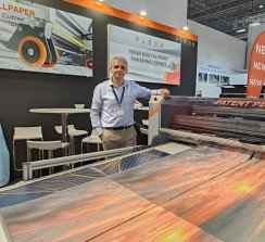 Massimo Vettorazzo, Presidente de Flexa, en su stand de drupa 2024.