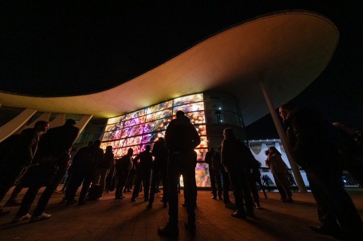 La pantalla LED de 193 m² en el South Access de Fira Gran Via será el escenario de una serie de actuaciones fascinantes durante tres noches.