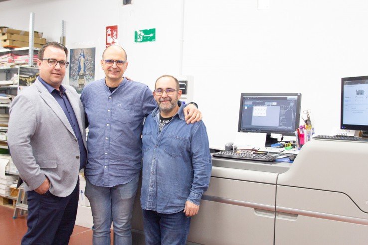 Pedro García (KAM de HSP), José Luís González-Trejo (gerente de Lagomar), y Jose Antonio Villaluenga (operario de la máquina), frente a la nueva Versafire.