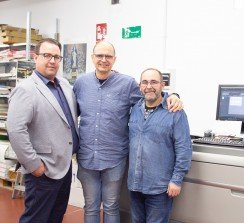 Pedro García (KAM de HSP), José Luís González-Trejo (gerente de Lagomar), y Jose Antonio Villaluenga (operario de la máquina), frente a la nueva Versafire.