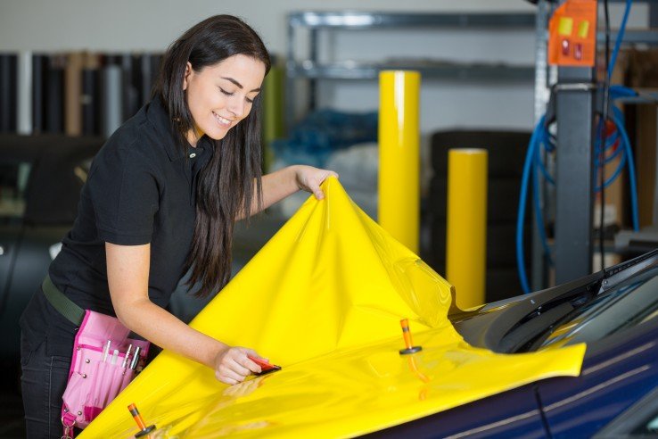 Ofrece propiedades óptimas que se adaptan a las necesidades de gran variedad de clientes, por ejemplo, car wrapping. 