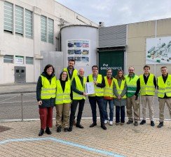 Miembros de los equipos de Saica Paper Zaragoza y Saica Natur posan con el sello, que sostienen los directores generales de las dos divisiones.