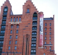 Edificio histórico del Museo Marítimo Internacional, adornado con pancartas impresas digitalmente. 