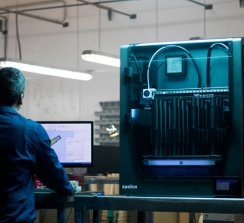 La nueva máquina destaca por su volumen de impresión masivo, la tecnología de Doble Extrusión Independiente (IDEX) y una cámara calefactada pasivamente totalmente cerrada.