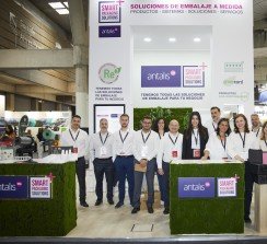 En el stand, miembros del equipo comercial y marketing de Antalis, y de Gosuma, 100 Metros, Cohal, Sealed Air y RanPak.