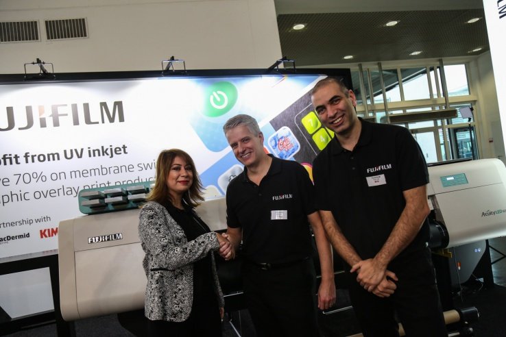 Müge Elif Özaslan, propietaria y fundadora de Elitronik, junto a Kevin Jenner y Kerem Ege, de Fujifilm Graphics Systems Europe.