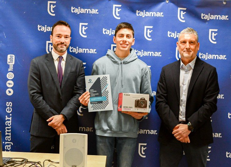 Álvaro García (neobis), Juandiego Trujillo (ganador) y Francisco Cachinero (Canon), durante el acto celebrado en Tajamar.