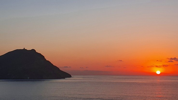 Amanecer en San José, en el Parque Natural del Cabo de Gata-Níjar (Almería).