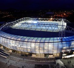 El Estadio de la Real Sociedad luce sus nuevos rótulos luminosos en las fachadas norte y sur.