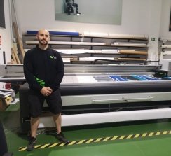 Iván Cano, Jefe de Taller de Clorofila Digital, junto a la impresora swissQprint, que destaca por “su calidad, fiabilidad, prestaciones y seguridad”. 