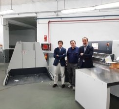  El jefe de producción Antonio Juarez Hidalgo junto con Angel Grutzmann, Jefe de producto de Heidelberg Spain, y Joaquin Pujol García, Director de ventas de Polar-Mohr.