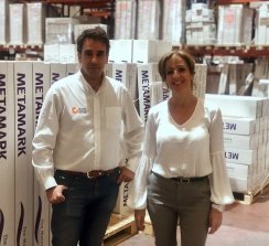 Manuel López y Ana Mena, responsables de la compañía, con los nuevos materiales en su almacén.