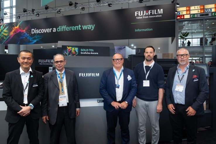 Taro Aoki, de Fujifilm, Delio Remondini, de Arti Grafiche Ancora, Marco Marangoni, de Heidelberg Italia, Fabio Brioschi, de Arti Grafiche Ancora, y Giampaolo Zani, de Fujifilm.