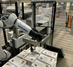 StackStar P, anteriormente Stahlfolder P Stacker, garantiza la máxima productividad con una producción constante. El robot industrial coloca un paquete sobre el palet cada doce segundos, hasta 300 cada hora.