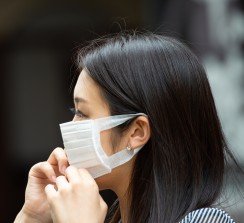 La compañía produce cintas elásticas compuestas de un laminado tricapa con material no tejido para mil millones de mascarillas. 