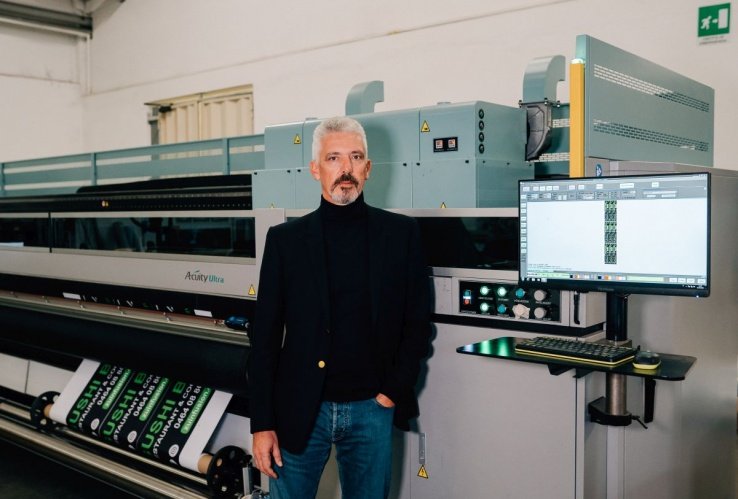 Oscar Stucchi, CEO de SismaItalia, junto a la máquina instalada.