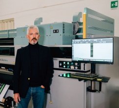 Oscar Stucchi, CEO de SismaItalia, junto a la máquina instalada.