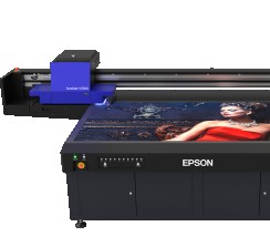 La SC-V7000, que destaca por su calidad y versatilidad, es la primera impresora de gran formato UV de Epson.